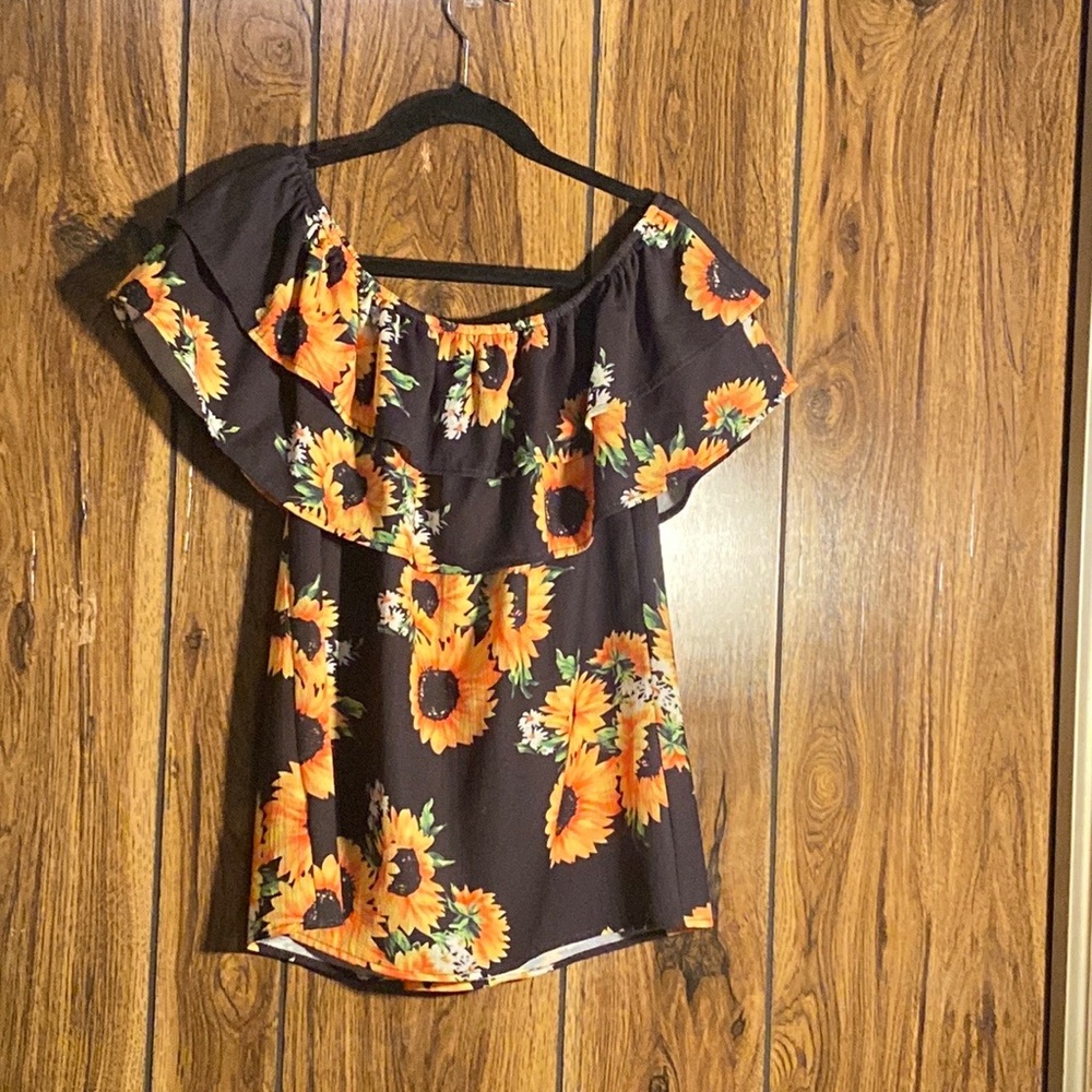 Very nice blouse you can shoulder to the sides